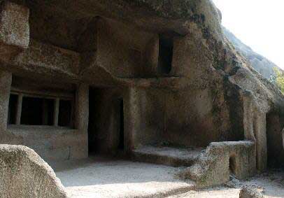 村寨首领居住的“官堂子”洞穴