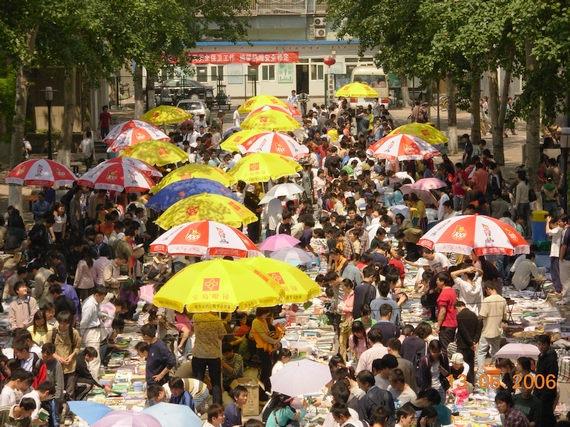 北航六食广场上的跳蚤市场