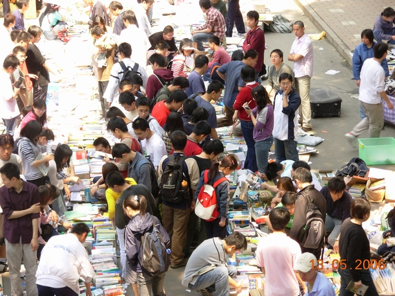 北航六食广场上的跳蚤市场