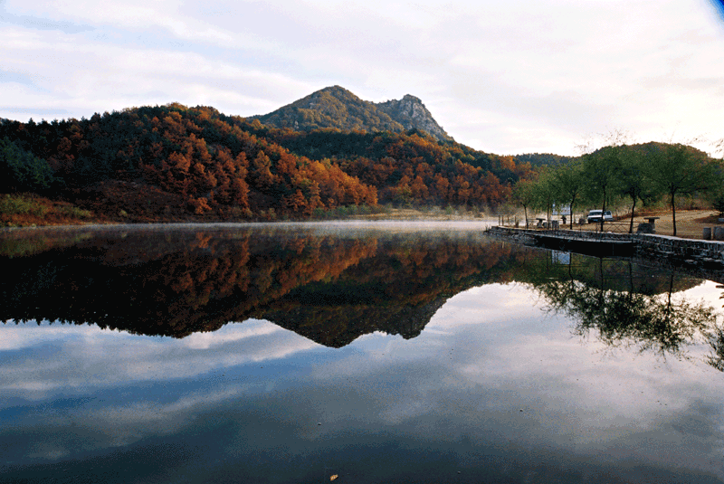 六里坪湖光倒影