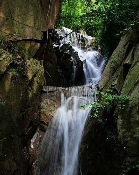 山涧飞瀑