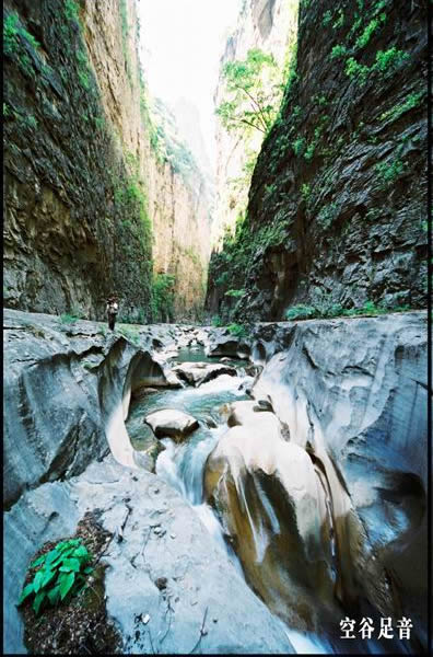 八 泉 峡