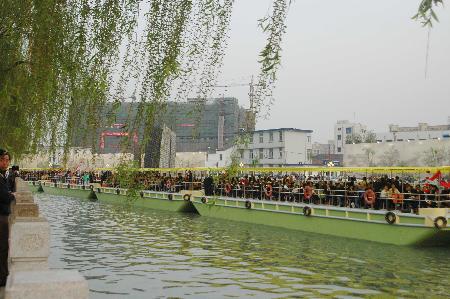 扬州古运河开通水上“观光巴士”