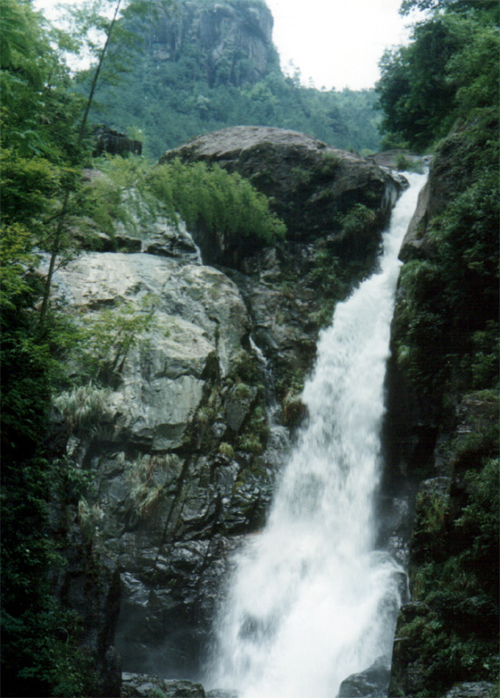 半岭飞瀑