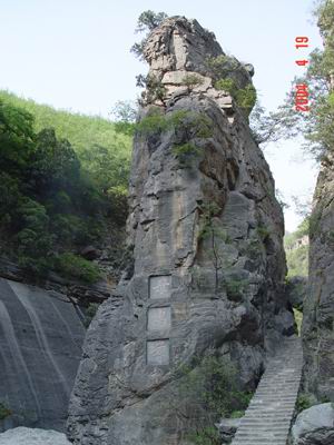 母鸡峰昂首挺立