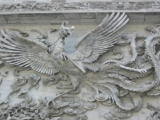 巨幅砖雕[吐艳和鸣壁}的凤凰，这幅砖雕被列入吉尼斯记录里