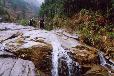 西峰林暗河漂流