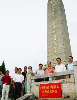 三河坝烈士纪念碑
