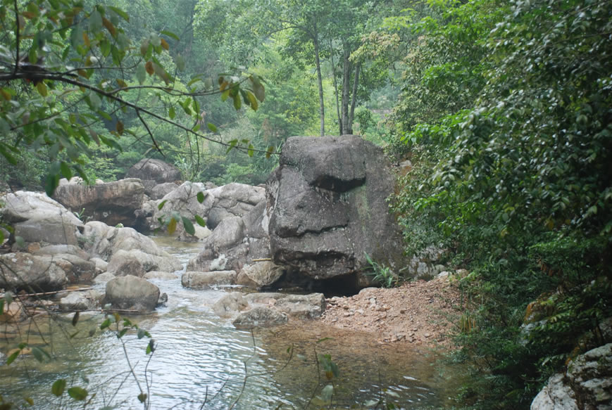 防城港十万大山魔石谷