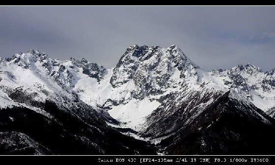 白茫雪山