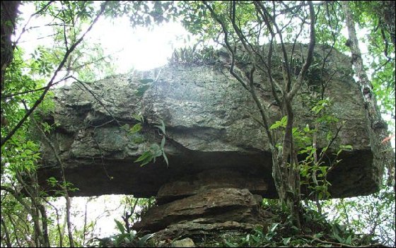 斗篷山风动石