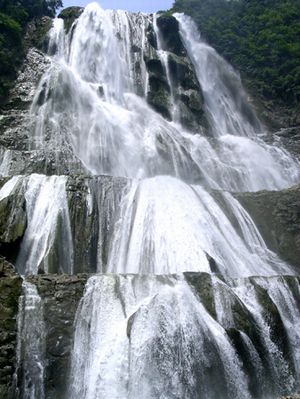 滴水滩瀑布