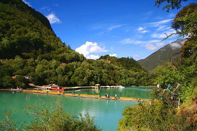 巴松措湖美景